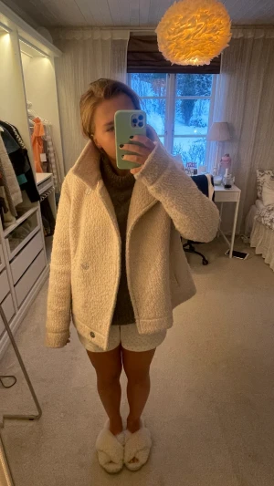 Teddy jacka - Säljer denna super najs jacka me najs passform i Teddy material från esprit💕💕nypriset var 1600kr