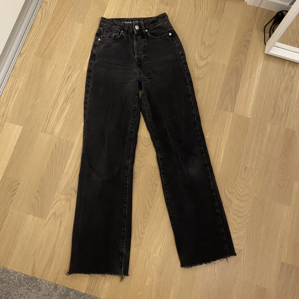 Säljer ett par svarta jeans i storlek 24/32. Använda fåtal gånger, kontakta mig om du har några frågor (pris kan diskuteras). Jeans & Byxor.