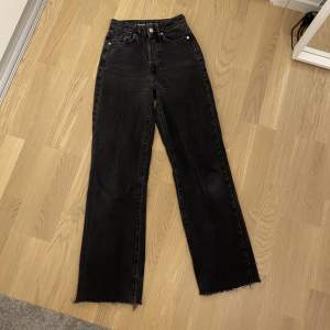 Säljer ett par svarta jeans i storlek 24/32. Använda fåtal gånger, kontakta mig om du har några frågor (pris kan diskuteras)