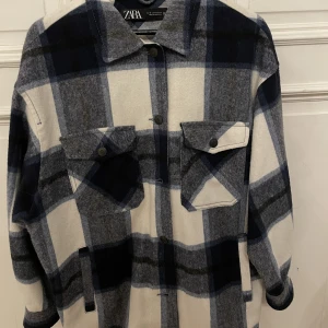 Rutig jacka från Zara - En snygg rutig oversized jacka från zara. Är i mycket bra skick men tyvärr har en knapp lossnat men inget som stör och enkelt att sy på ny, men där av det lägre priset. Storlek M nypris 500kr. Skickar gärna men köpare betalar frakt. 