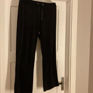 mjukisbyxor  - säljer dessa svarta mjukisar från ginatricot, bra skick💓💓