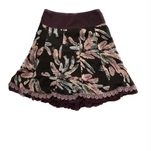 Kjol - Mönstrad kjol i luftigt material. Det står att den är i storlek L men jag skulle säga att den är storlek S/M