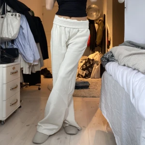 Mjukisbyxor - Jättelånga mjukisbyxor. Bra skick. Klippt modell längst ned så man kan korta dom om man vill. Klippt bort lappen så minns inte märke eller storlek. Men bra och tjockt tyg och storlek M skulle jag säga. 