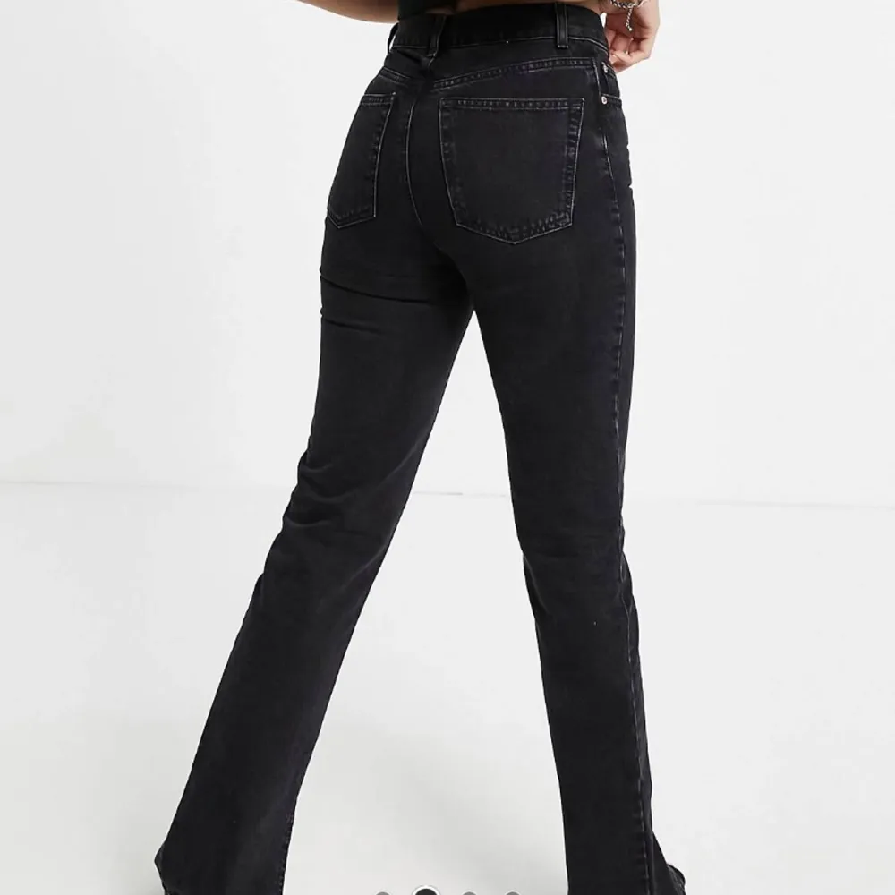 Slutsålda assnygga jeans från Asos Tall. W28 L36 vilket motsvarar S. Passformen är perfekt med slit längst ner vid fötterna och midrise. Jag är 172 cm och de är väldigt långa på mig men det går lätt att sy upp! Skriv för fler bilder och info.🖤🖤💗💘💓⭐️⭐️🫶🏻🫶🏻🫶🏻. Jeans & Byxor.