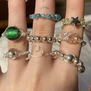 Egengjorda trådvirade ringar! 30kr paret, billigare ju fler du köper💓 kolla min profil för mer smycken och egensydda smycken:) köparen står för frakt.