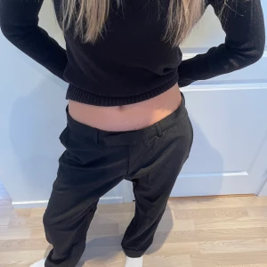 Lågmidjade kostymbyxor  - Lågmidjade kostymbyxor. Modellen är storlek S. Frakt tillkommer på 66kr. 