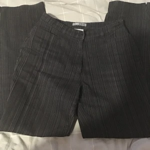 Randiga kostymbyxor  - TRYCK NT PÅ KÖP NU ! frakt: 64kr  postbevis skickas! strl 38 men passar mig som har 36 :) 