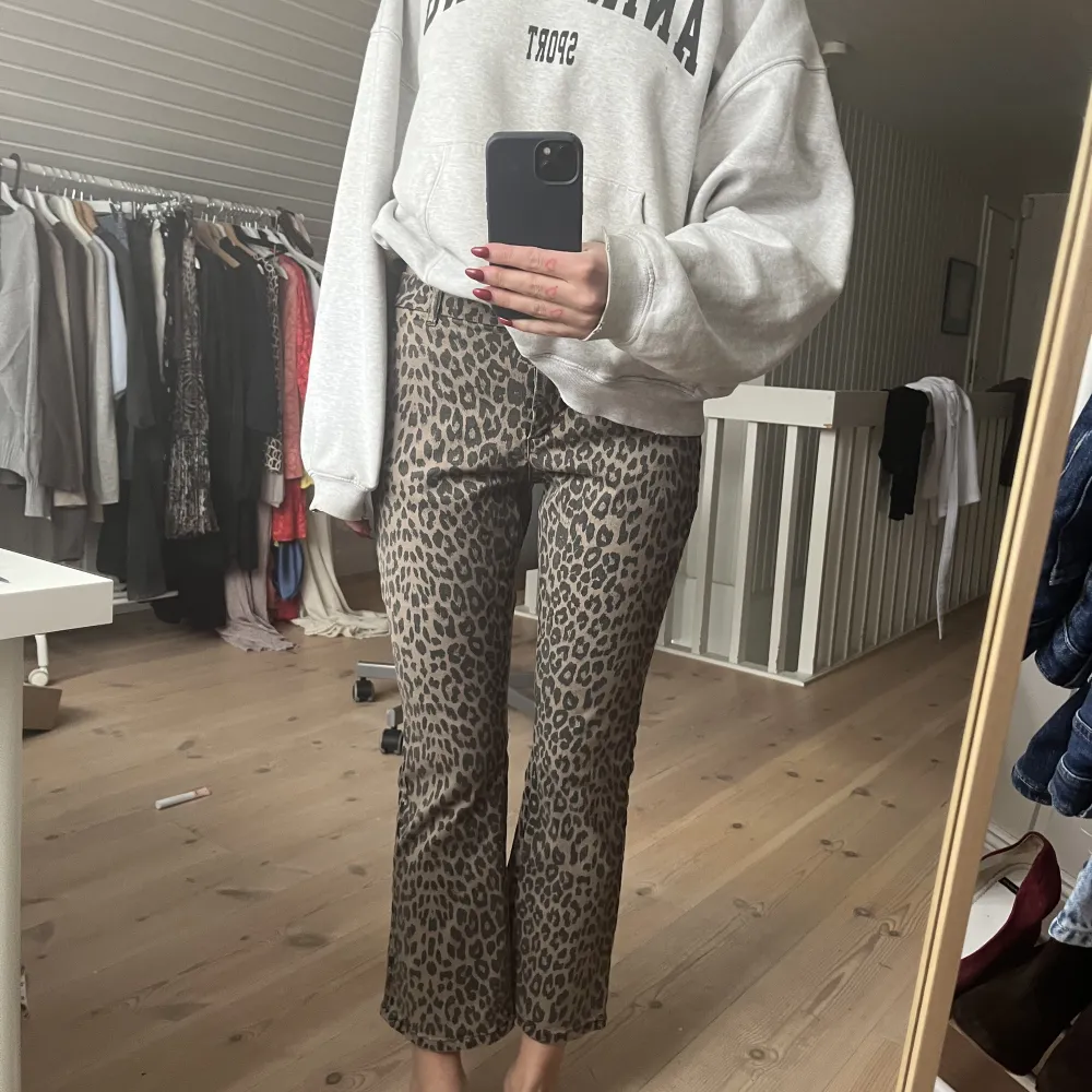 Coolaste byxorna- croppade lite bootcut med leo mönster! Köpta secondhand, märket heter Alice Bizous! Storlek 38, jag är en small på bilderna!. Jeans & Byxor.