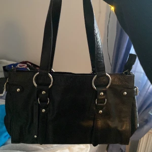 Vintage väska - Såå snygg vintage väska som är i gott skick. Köpt ifrån sellpy❤️❤️💐