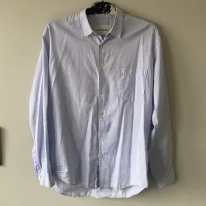 Säljer min fina OL jumbo shirt! Påminner om borrowed shirts men är inte oversized som dem, utan sitter mer tts. Denna är strl 48 och passar mig perfekt som brukar ha den storleken hos deras andra plagg! Bra skick, en liten fläck framtill. Skriv om frågor!