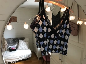 Rutig topp med spets - En blå söt topp som är för stor för mig då det är min syster som vill sälja💘inga defekter, som ny