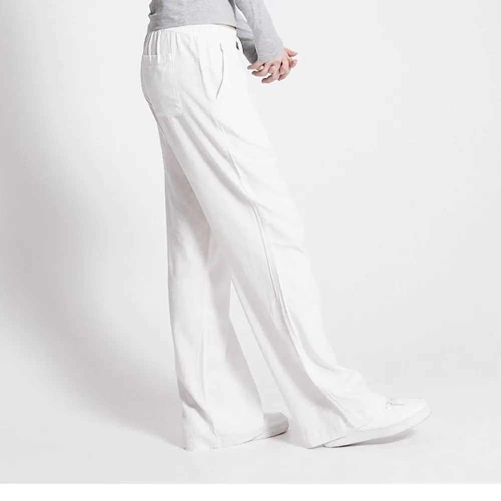Säljer dessa vita linnebyxor som aldrig använts, prislappen är kvar på. Köparen står för frakten❤️. Jeans & Byxor.