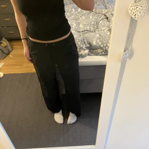 Svarta linnebyxor - Super snygga svarta linnebyxor nu till vår och sommar. I storlek M, men passar även en S🤍Köpta på bestsecret och finns inte längre att få tag på.