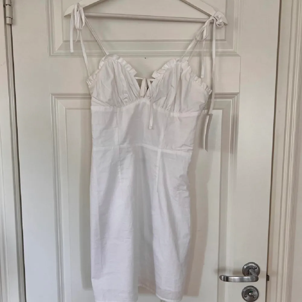 Säljer min superfina backup-studentklänning från Moa Mattsons kollektion med NA-KD! Den är aldrig använd, har testat den men hittade en annan då denna var lite för liten för mig  💖  Kan sänka priset vid snabb affär 😙. Klänningar.