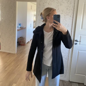 Fin kappa - Fin kappa med luva, nästan aldrig använd.  Storlek 38  Köparen står för frakt 