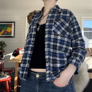 Flanellskjorta, stl 152 - Blå flanellskjorta från superieure airwaves selectione. Stl 152. Fin och hel men för liten för mig såklart.