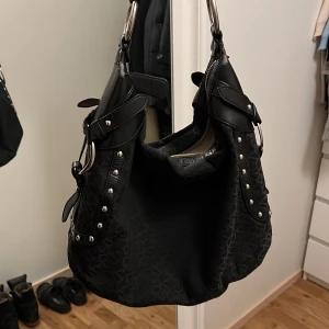 DKNY VÄSKA - Köparen står för frakten!