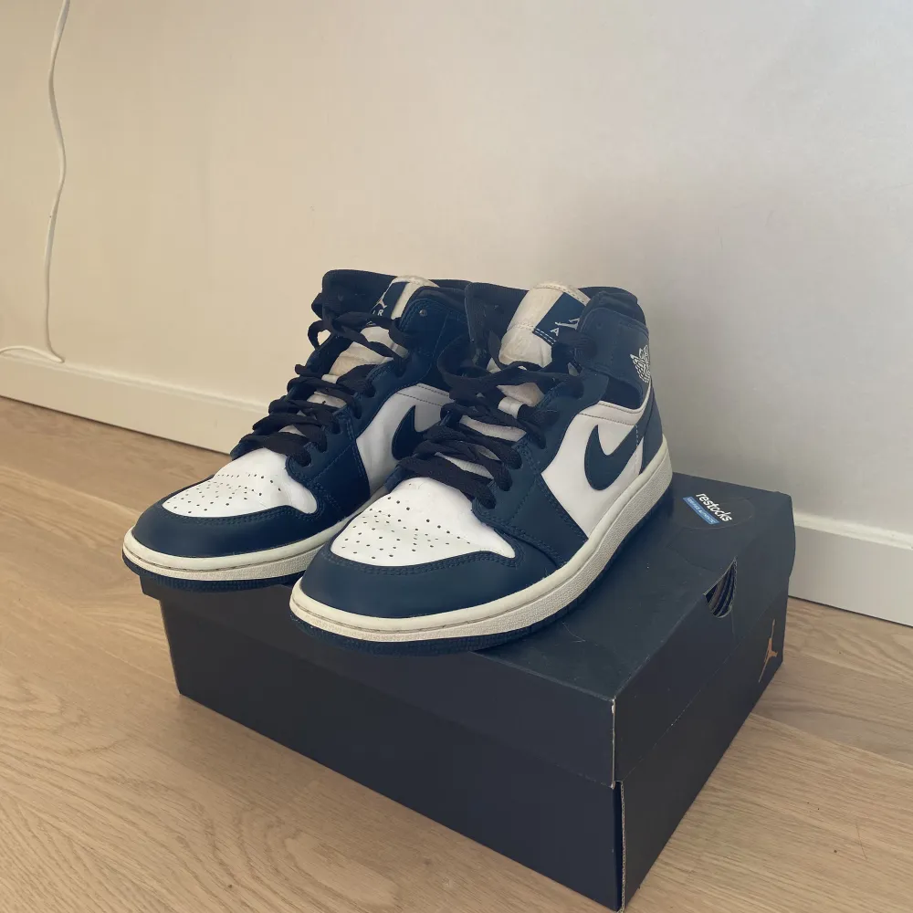 Nästan aldrig använda jordans. Färg: Armory Navy/white-black Storlek: 40,5 Köparen står för frakten!!! Nytt pris: 1700kr . Kengät.