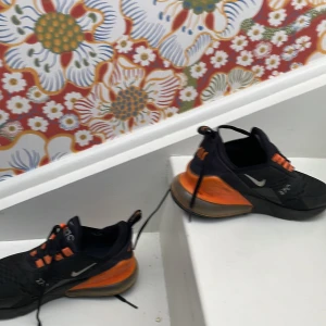 Nike air Max 270  - Här är ett par Nike air Max 270. Köpta för två år sedan på JD. Inte använda på ett och ett halvt år. Skönaste skor jag haft. Finns en liten repa som man inte ser. Köpta för 1200. Pris kan diskuteras 