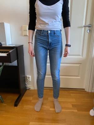 Blå jeans - Ett par blå jeans från Gina tricot i storlek M. Täcken på användning men man får jävligt bra röv och lår ;)