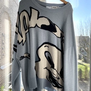 Blå oversize tröja - fett cool oversize tröja från herravdelningen på Weekday, köpt något år sen använd endast två gånger eftersom det inte riktigt var min stil. skön och unik print på, ser riktigt coolt ut med baggy jeans. passar nog bäst oversize på 40/L ♡ 