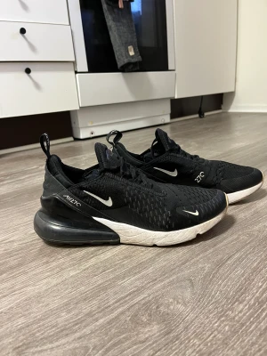 Nike air 270 - Säljer Nike air 270 svarta, använda men i bra skick.  Är storlek 41 men dem passar storlek 40.  Skicka för fler bilder, köparen står för frakten💗