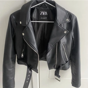 Zara skinnjacka  - Jättefin skinnjacka från zara i storlek S, andvänd men jättebra skick!🙌🏼, pris kan diskuteras vid snabb affär💞
