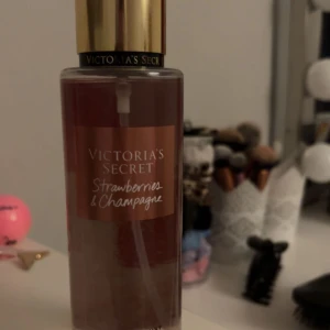 Victoria’s secret body mist - Säljer pga att ja har en annan å denna kommer hinna bli gammal innan min andra tagit slut. Nypris ca 270kr