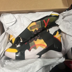 Jordan basket skor OANVÄNDA - Säljer pga dem inte passar. Helt oanvända 