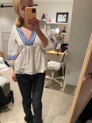 Zara blus - Intressekoll på min blus från zara. Perfekt till sommaren. Väldigt bra skick.