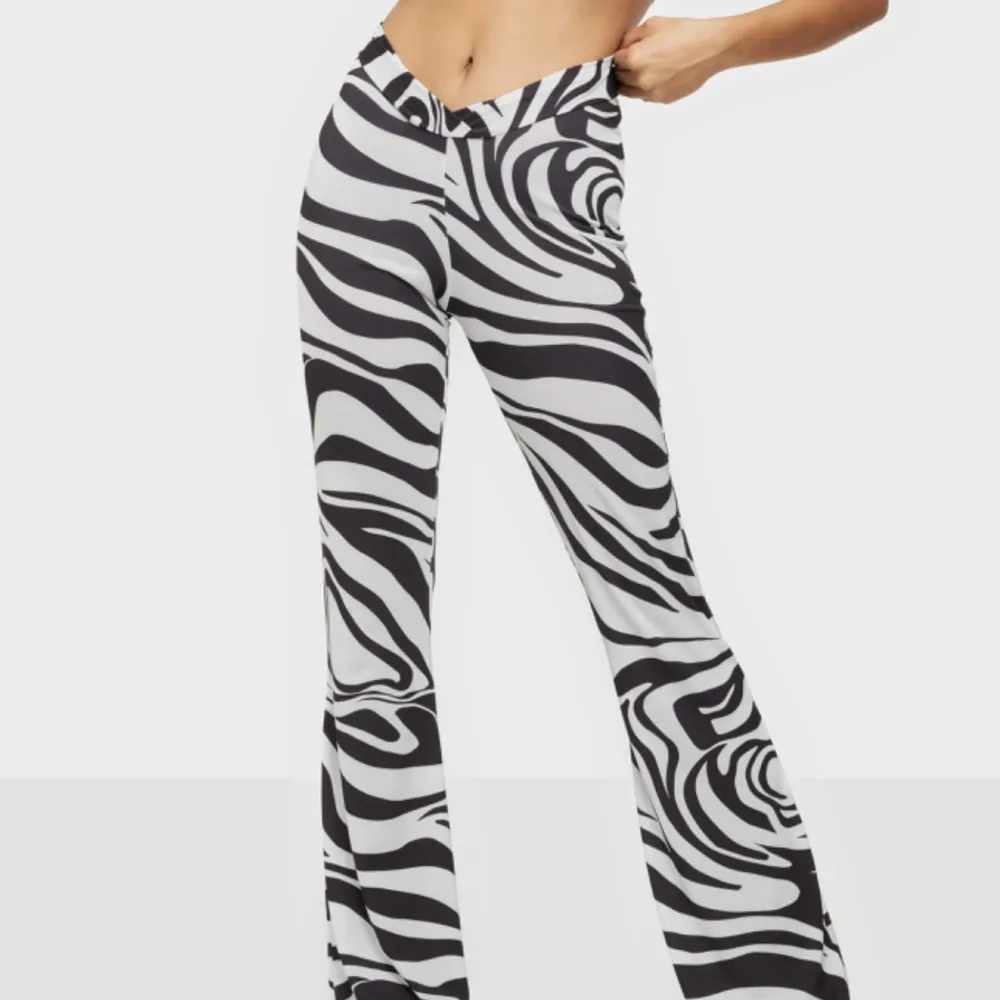 Coola zebrabyxor från Nelly🖤🤍 Använda 1-2 ggr så i nyskick!. Jeans & Byxor.
