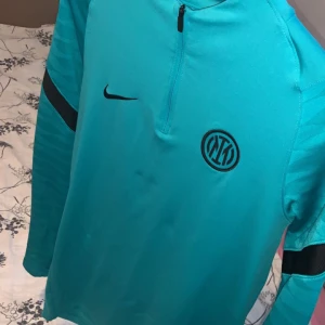 Intertröja  - En fin Inter tröja som jag inte använder längre och den är i väldigt bra skick 