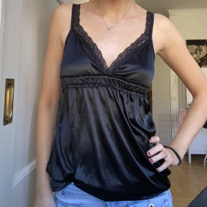 Så fint satin linne - Satin linne med spetsforsknings så så fint o ha till tex fest middag etc🙌🏿❤️köp ej frakt via appen!!💞