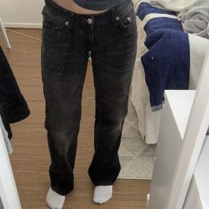 Låg midja jeans från weekday i svart/grå färg😍. Använt 1-2 ggr, är som ny. 💕