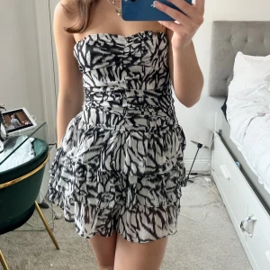 Klänning!  - Klänning som är i en jättefin modell❤️