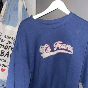 Så snygg sweatshirt från Urban Outfitters!! 💙 Bra kvalitet, nypris 700kr, storlek S. En favorit som tyvärr inte kommer till användning längre:( 💕