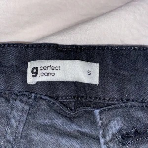 Utsvängda byxor ifrån Gina tricot - Utsvängda byxor ifrån gina tricot. Storlek S. Använt ett par gånger. Normal i storlek.