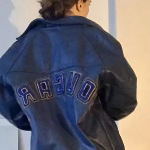 Vintage oversized läderjacka - Ascool vintage mörkblå läderjacka med snygga lappade detaljer⚡️ Förtjänar att användas mer än den gör av mig!!