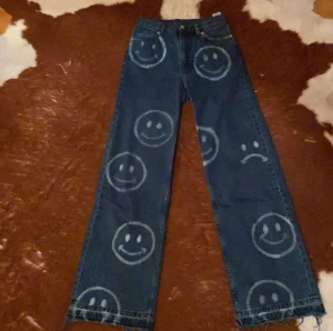 Monki jeans med blekta smileys - Köpte på plick för några år sedan. Hon som jag köpte ifrån hade själv blekt smileysarna. Byxorna är uppsprättade för att de ska bli längre men går att sy upp igen om man vill. Bra i längden på mig som är 1.71 Säljer för 50 men priset går att diskutera ❤️