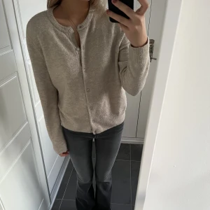 Beige finstickad kofta🥰 - Super snygg finstickad kofta! Passar både med något under men också knäppt🥰🥰väldigt skönt material