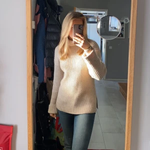 Långärmad  - Säljer denna snygga långärmad från NA-KD. Storlek S men passar även M.  Den har uppvikta armar och lite högre krage. Beige/rosa färg och enbart använd få gånger därför i nyskick. Jag är 170 lång och har vanligts S-M. 