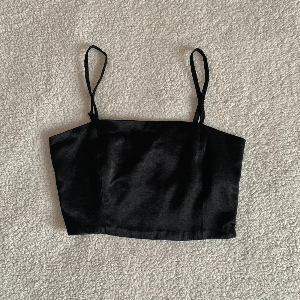 Snygg topp/bralette från ZARA med stretch i ryggen. Använd endast en gång (fint under kavaj!!) och inga anmärkningar förekommer. Nypris 259kr. Dold dragkedja på sidan. 🌻 Se gärna mina andra annonser 🌻. Toppar.