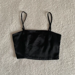ZARA TOPP / BRALETTE / LINNE - Snygg topp/bralette från ZARA med stretch i ryggen. Använd endast en gång (fint under kavaj!!) och inga anmärkningar förekommer. Nypris 259kr. Dold dragkedja på sidan. 🌻 Se gärna mina andra annonser 🌻