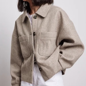 Jacka - Jätte fin kort jacka från NA-KD.  Använd 2 gånger, ser ut som ny. Köparen står för frakt 💌