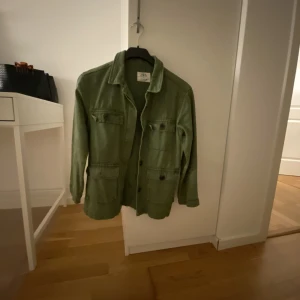 Jacka Zara - Knappt använd, fin nu till våren 🌸