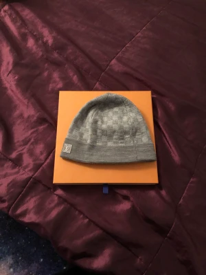 Louis Vuitton mössa - Säljer min Louis Vuitton mössa som jag inte använder längre moddel säljs inte längre därför priset kvitto och box finns möts i Kärrtorp kan gå ner vid snabb affär kan även frakt