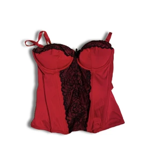 Röd korsett - As fin korsett i färgen röd med svarta spets detaljer. Storlek s