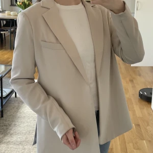 Kavaj - Kavaj från NAKD i storlek 34 med slits på sidorna. 