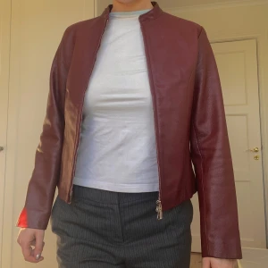 Röd skinnjacka ifrån Bay - Storlek M, inga defekter. Lapp kvar. Röd skinnjacka🥰 Äkta skinn Färgen är rödare vinröd?