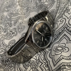 Klocka  - Casio klocka använd max 5 gånger. Jättebra skick inga repor. Extra länkar och kudde ingår. Tar även emot byten.